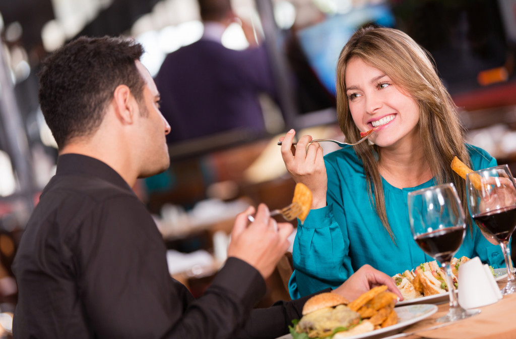 couple eating while on a date